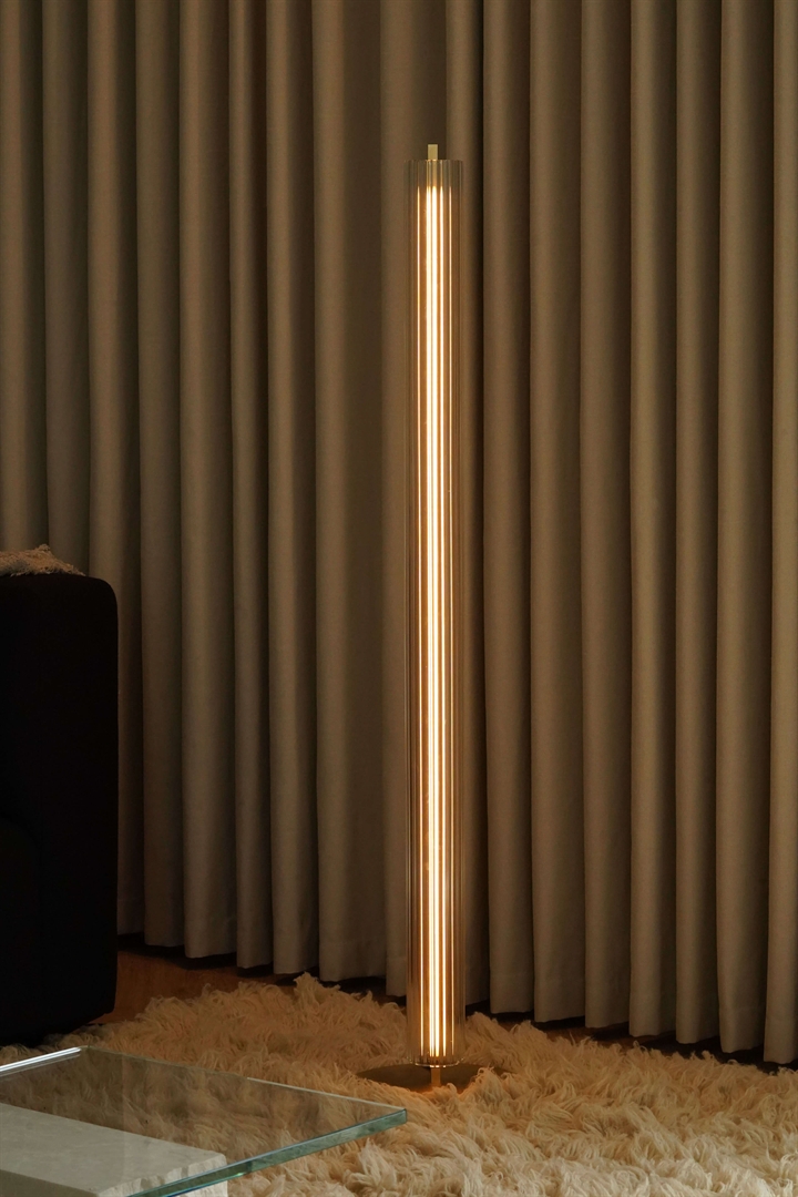 Lirra Stehlampe, Messing