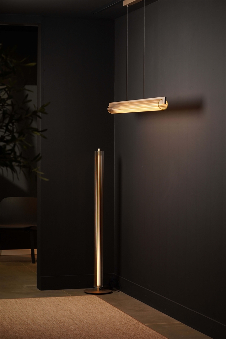 Lirra Stehlampe und Pendelleuchte in Messing