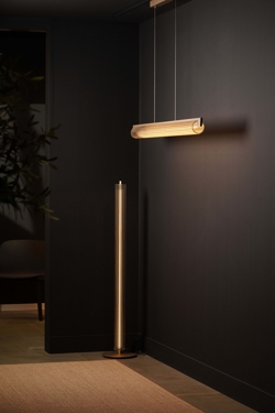 Lirra Stehlampe und Pendelleuchte in Messing