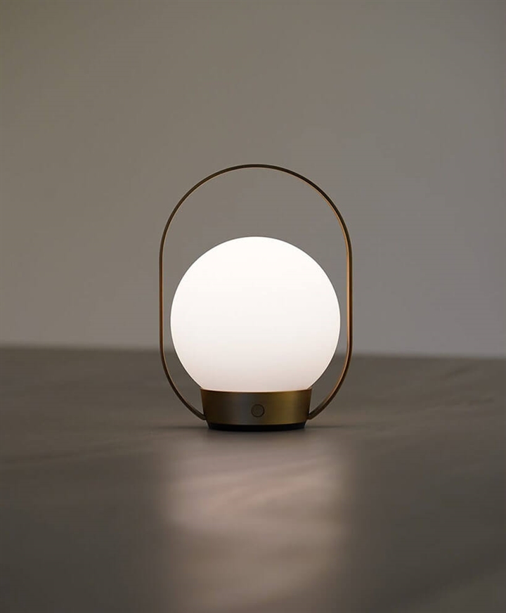 Palla T1 Batterielampe / Tischlampe, brüniertes Messing