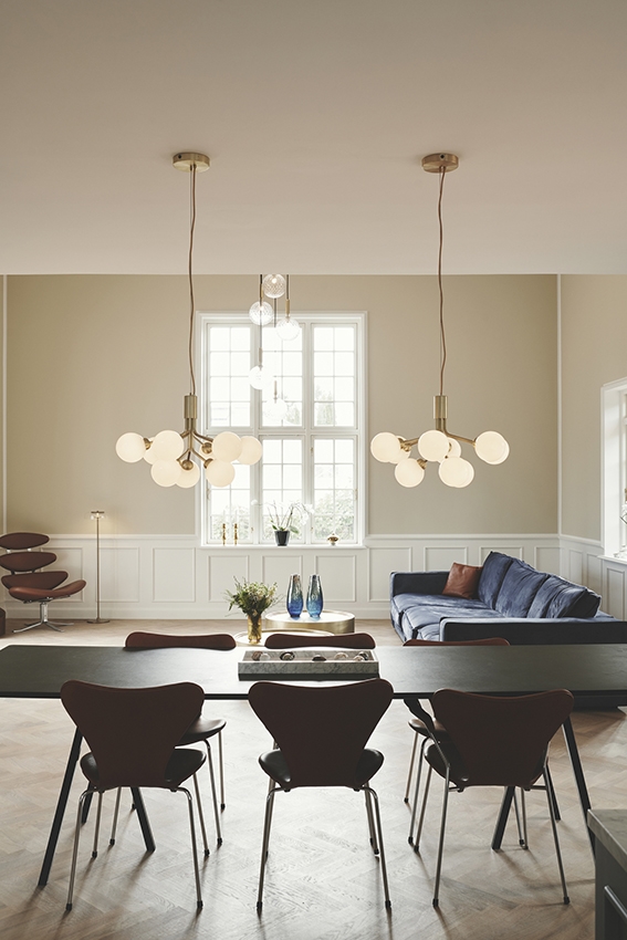 Apiales 9 Kronleuchter, gebürstetes Messing/Opal