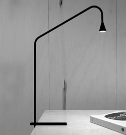 Austere Tischlampe, schwarz