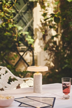 TRIP tragbare Batterielampe / Tischlampe, Carrara/Opal