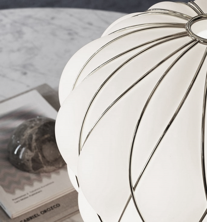 Pinecone Tischlampe, Groß - Ø50, weiß/chrom