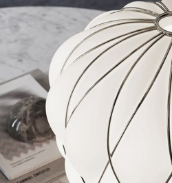 Pinecone Tischlampe, Groß - Ø50, weiß/chrom