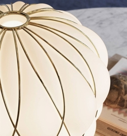 Pinecone Tischlampe, groß - Ø50, weiß/gold