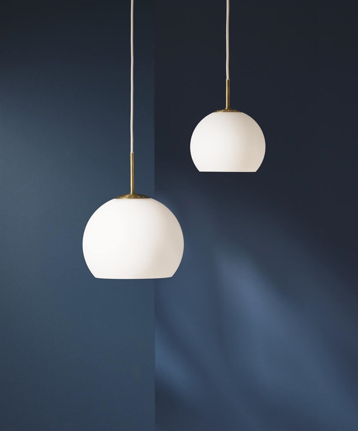 Ball Glass Ø25 und Ø18 Pendelleuchten in Opalweiß