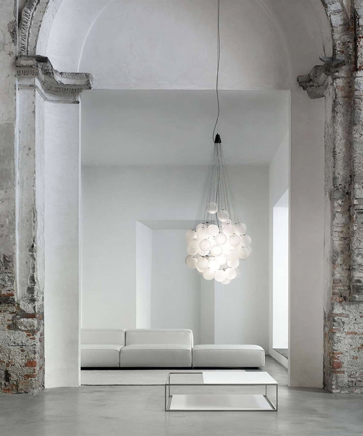 Stochastic Pendelleuchte / Kronleuchter 72 Kugeln und Stäbe, opal/stahl