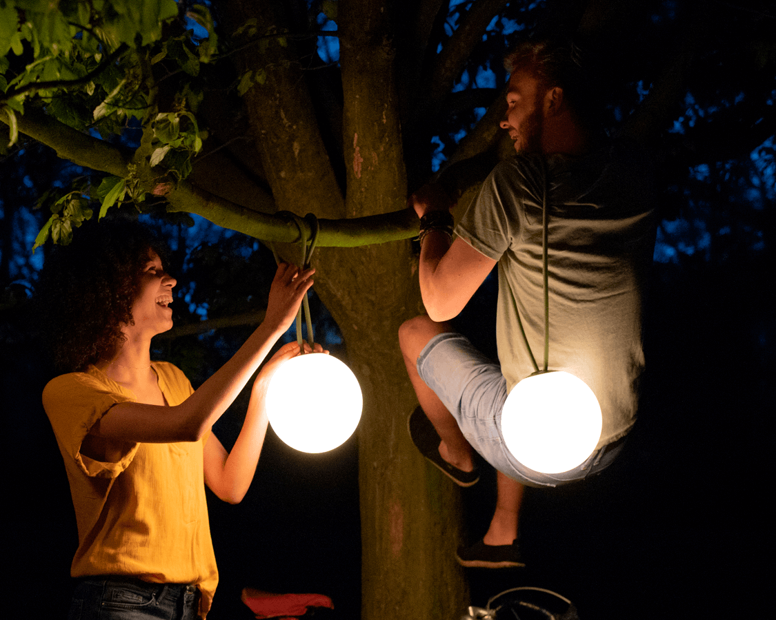 Schaffen Sie Stimmung im Garten mit Lampen an Ästen - finden Sie sie bei Lamper-shop.de