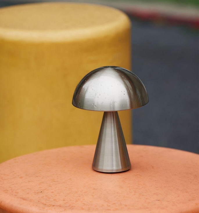 Mush Portable Tischleuchte / Batterielampe, Nickel