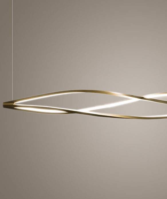 In the wind horizontal Pendelleuchte, goldfarben