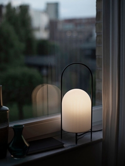 Ghost Tischlampe, opal/schwarz