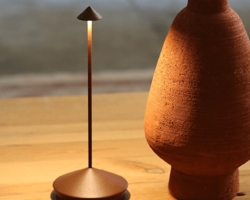 Pina - einfache und elegante Akkulampe