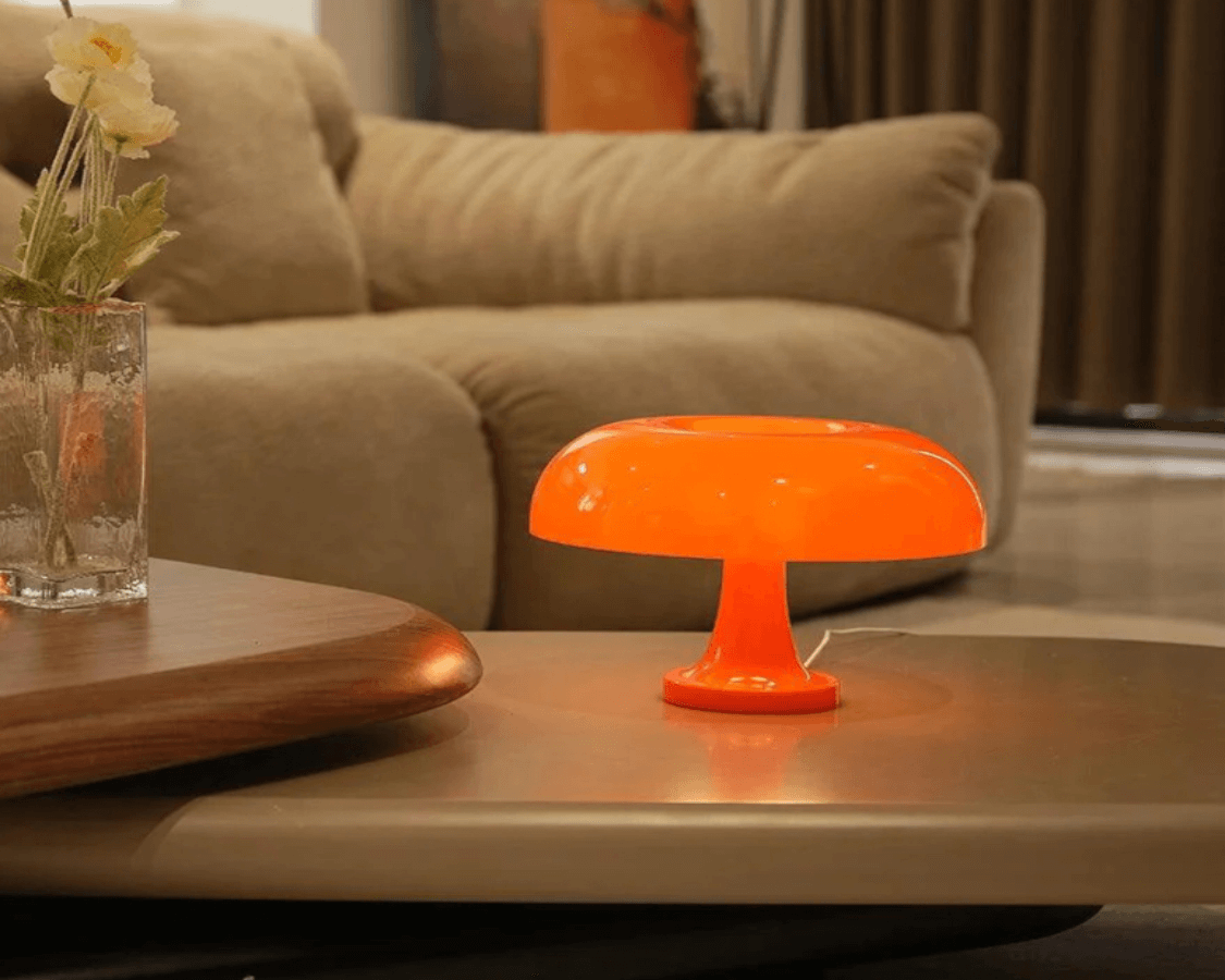 Entdecken Sie die schöne farbige Nesso Tischlampe von Artemide 