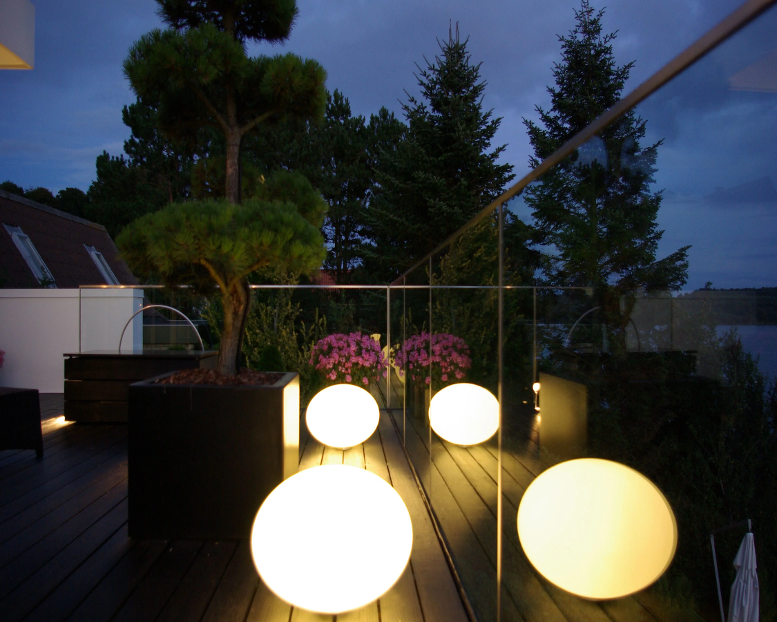 Eggy pop out von CHP lighting schafft eine gemütliche Atmosphäre auf dem Balkon
