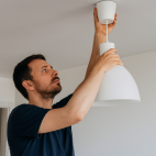 Wie montiert man eine Lampe? Hier findest du die Anleitung