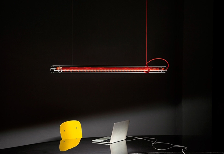 Tubular Pendelleuchte, rot mit rotem Kabel
