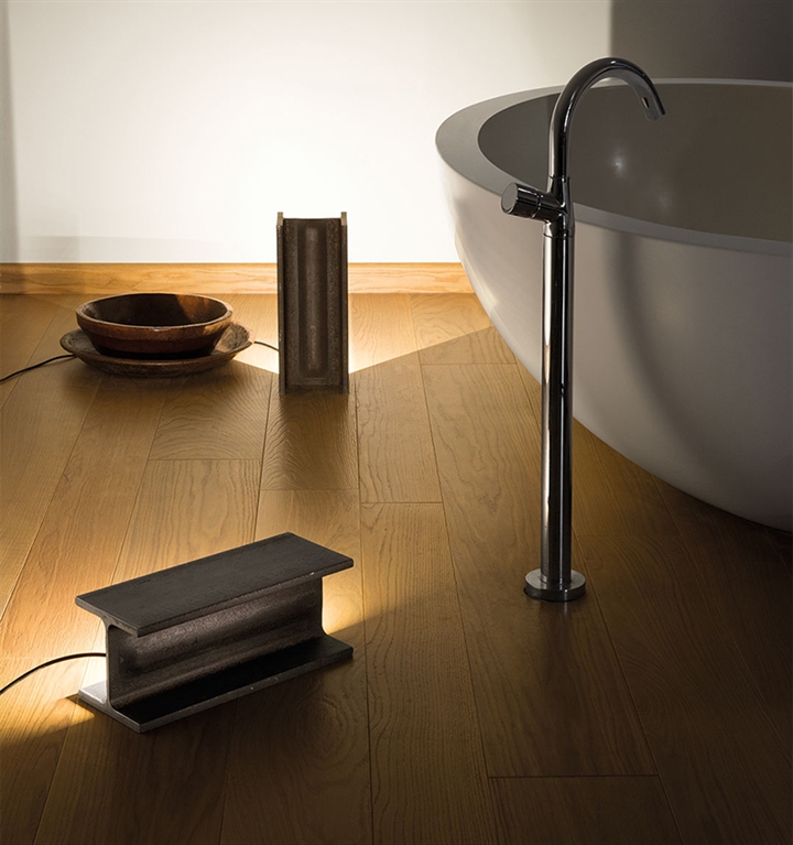 Mais plus que Stehlampe, rohes Metall