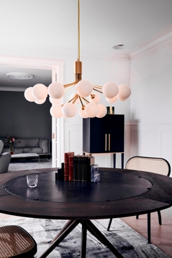 Apiales 18 Kronleuchter, gebürstetes Messing/Opal