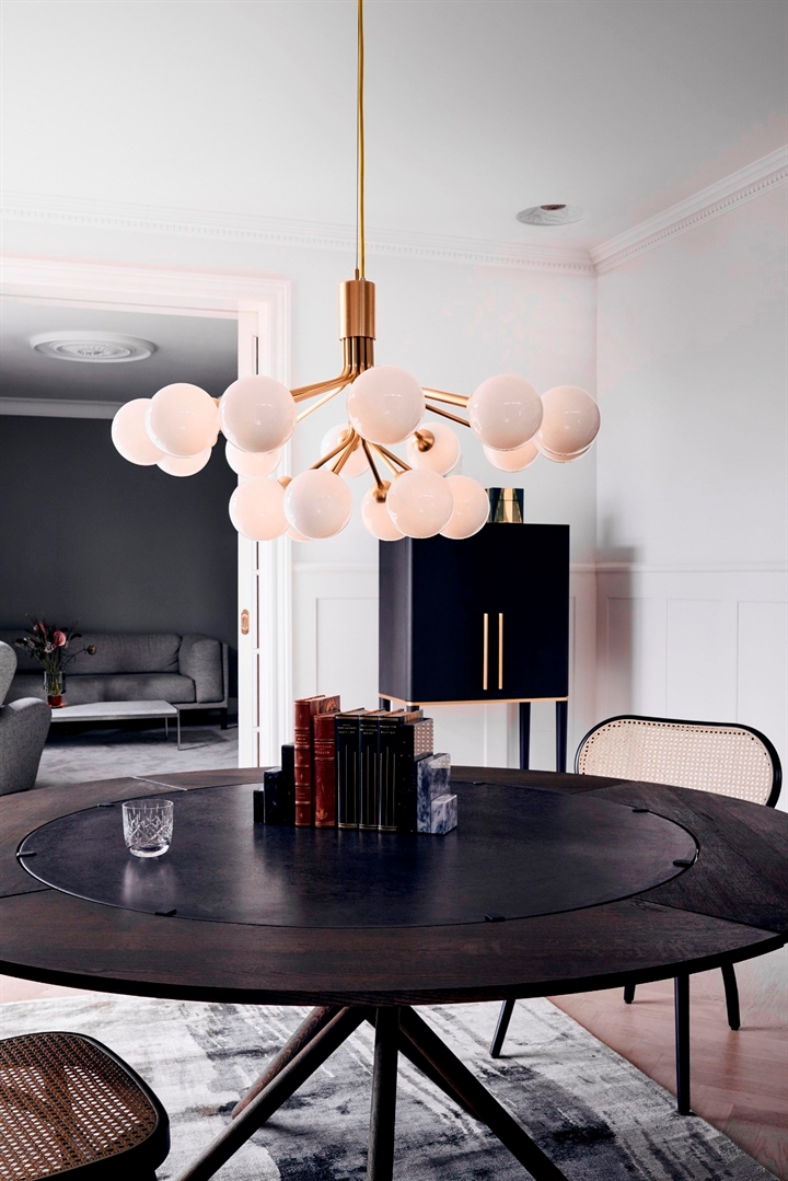 Apiales 18 Kronleuchter, gebürstetes Messing/Opal