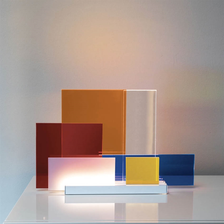 On Lines Tischlampe, weiß/farben