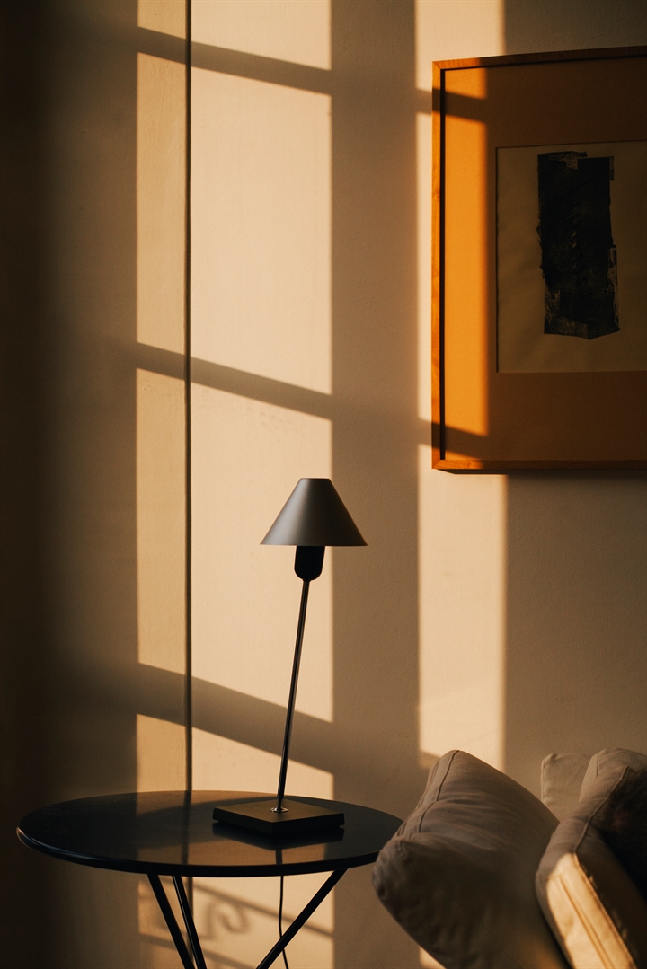 Gira Tischlampe, schwarzes Aluminium