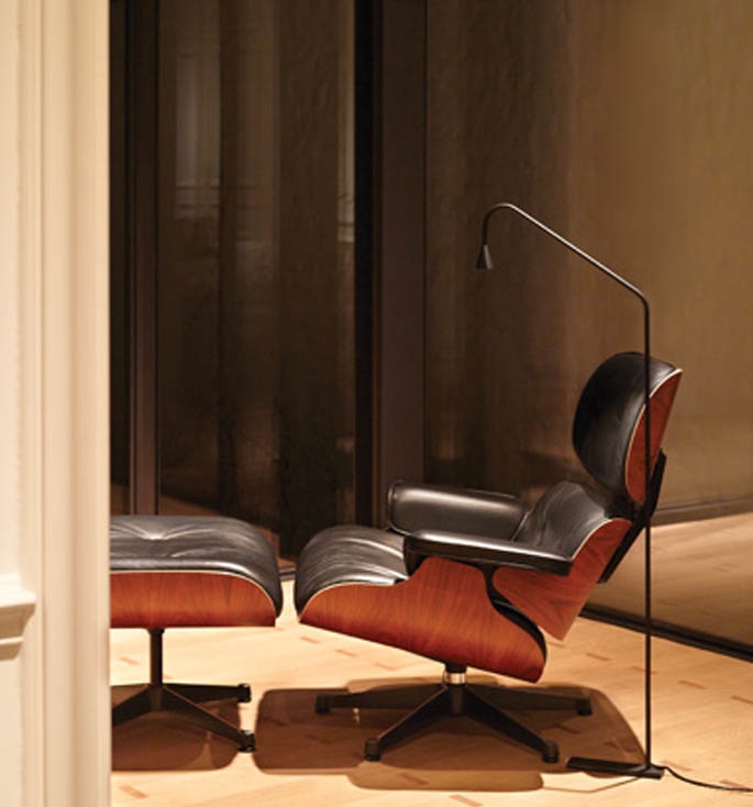 Austere Stehlampe, schwarz